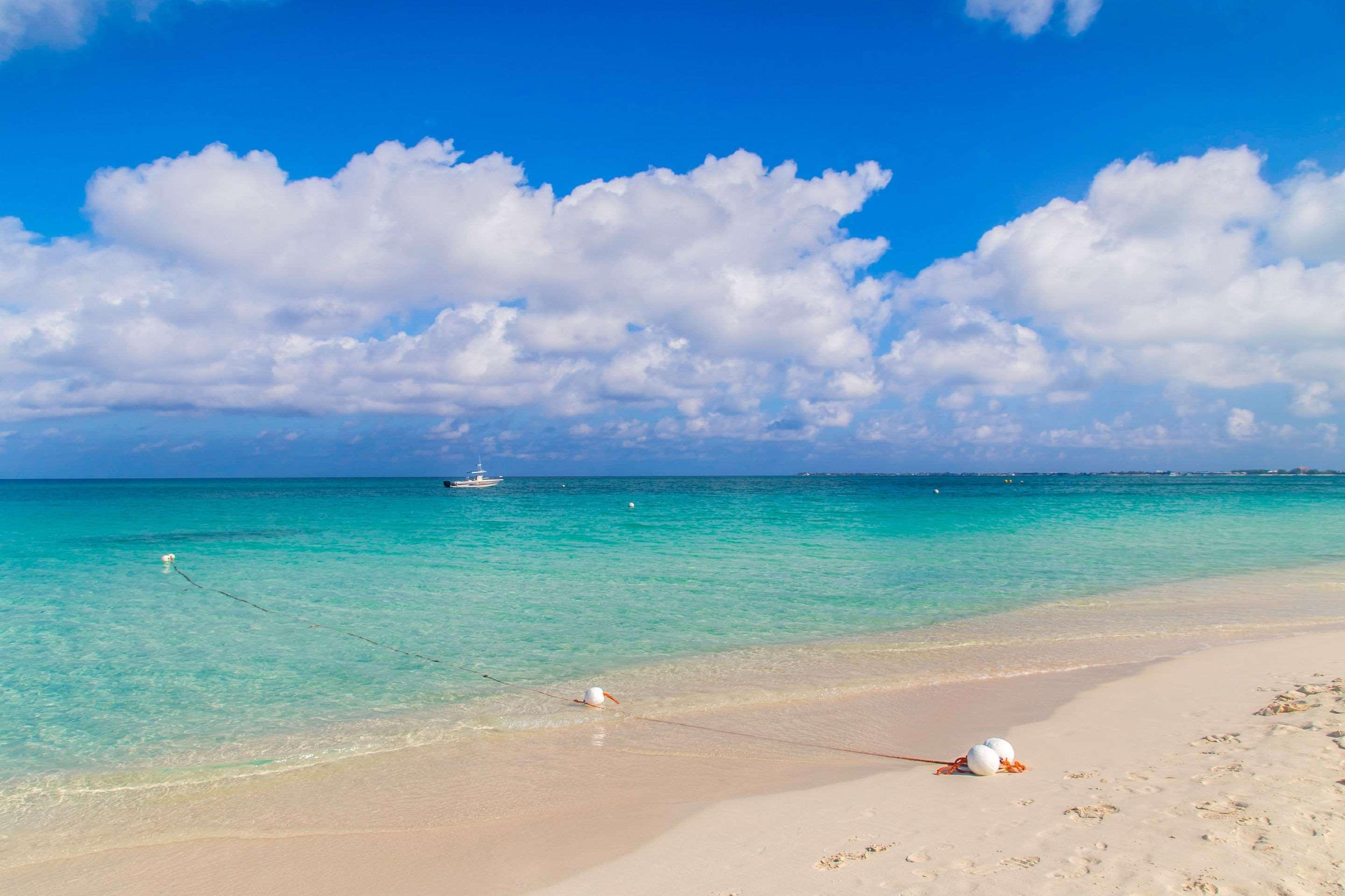 Hampton By Hilton Grand Cayman Seven Mile Beach Джорджтаун Экстерьер фото